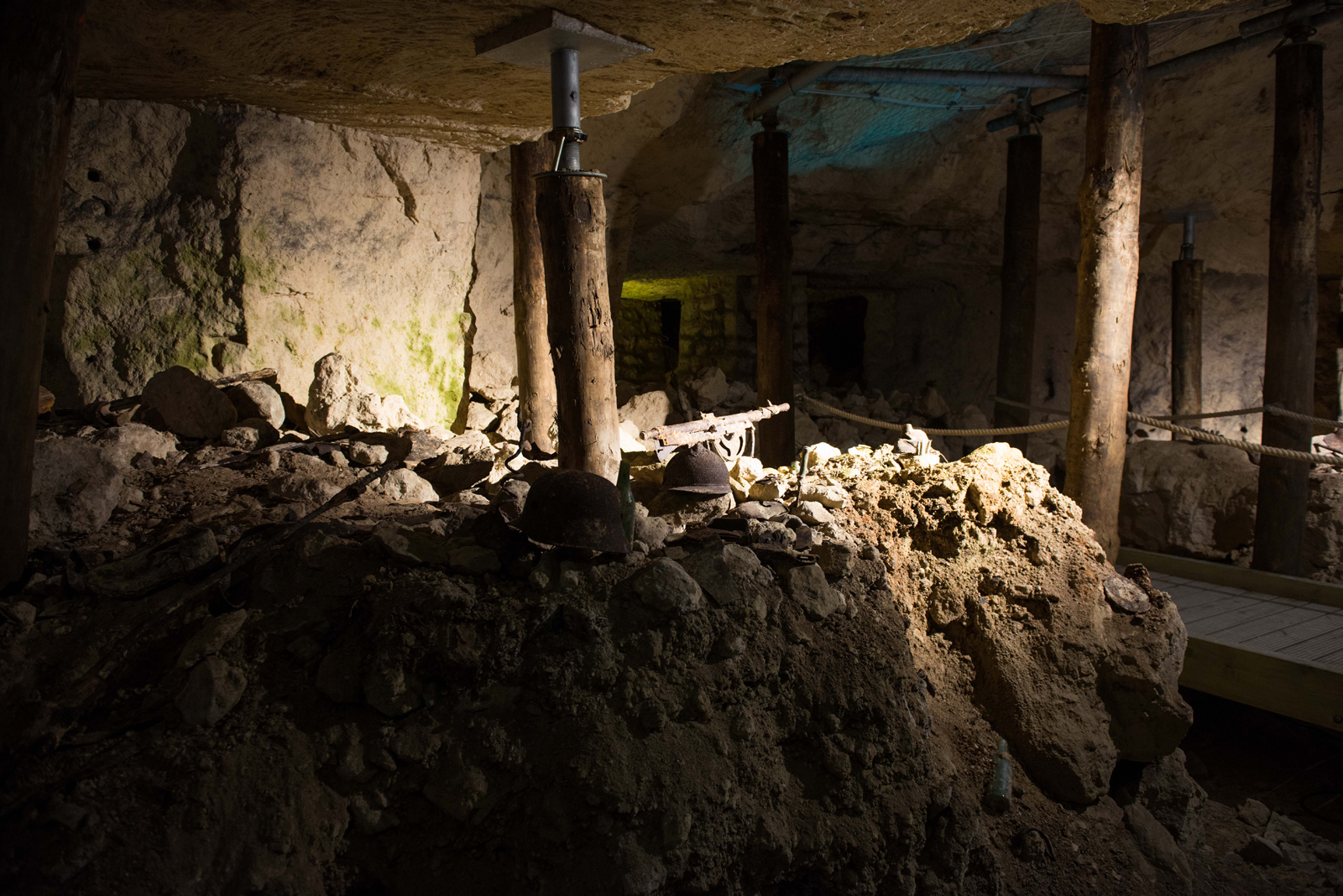 Effets personnels de soldats, dans les souterrains de la Caverne du Dragon (Aisne).