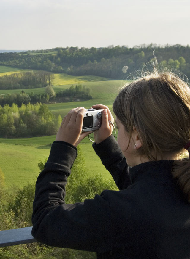 Photographe en action depuis la terrasse de la Caverne du Dragon-Musée du Chemin des Dames