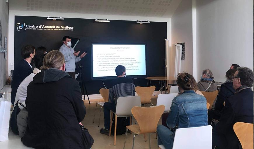 Des enseignants découvrent le service éducatif