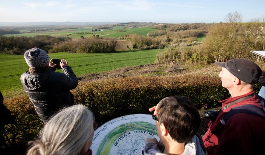 Marcheurs observant le paysage depuis le plateau de Californie à Craonne
