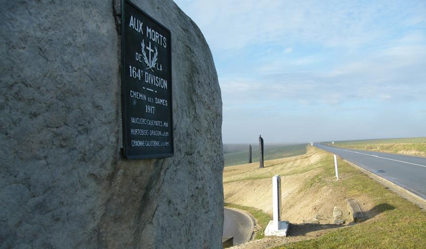 Photographie du monument de la 164e Division extraite du projet pédagogique 2008-2009 en partenariat avec le collège de Corbeny,  le photographe Bruno Gouhoury et la Caverne du Dragon.