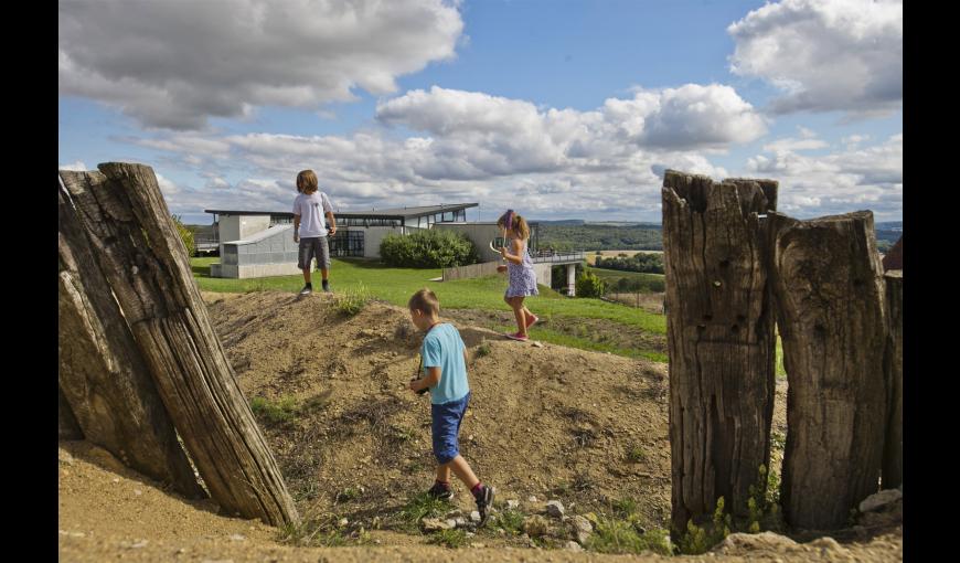 Enfants à proximité de la Caverne du Dragon-Musée du Chemin des Dames (Aisne)