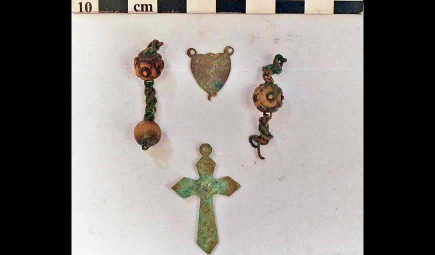 Fouilles archéologiques du cimetière militaire provisoire français du parc du château de Soupir (Aisne). Photographie du chapelet. 