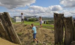 Enfants à proximité de la Caverne du Dragon-Musée du Chemin des Dames (Aisne)